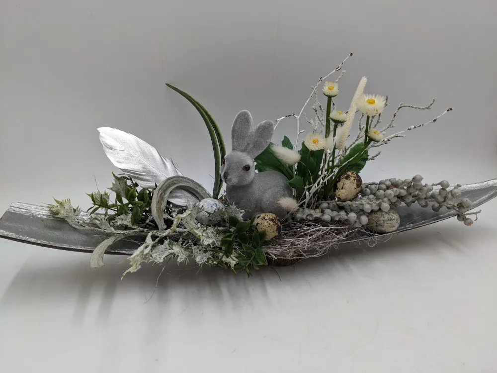 Ostergesteck Frühlingsgesteck Hase Feder Eier grau weiss