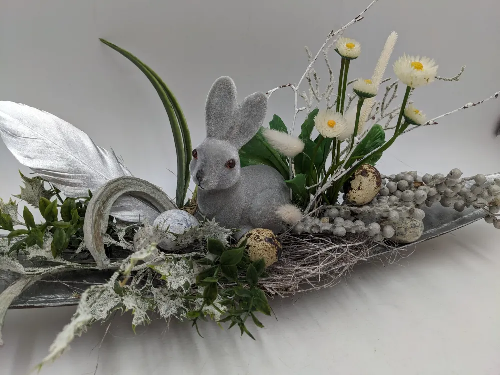 Ostergesteck Frühlingsgesteck Hase Feder Eier grau weiss