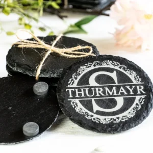 4er-Set personalisierte Schiefer-Untersetzer – gravierte, runde Naturstein-Untersetzer mit Monogramm