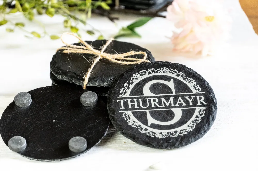 4er-Set personalisierte Schiefer-Untersetzer – gravierte, runde Naturstein-Untersetzer mit Monogramm