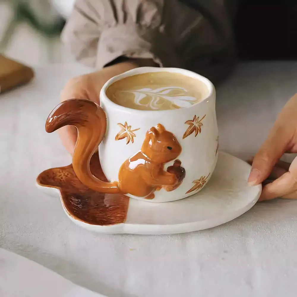 Eichhörnchen-Keramiktasse mit Eichel-Untersetzer
