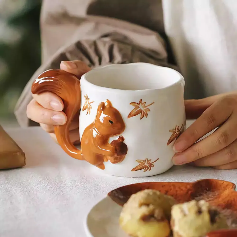 Eichhörnchen-Keramiktasse mit Eichel-Untersetzer