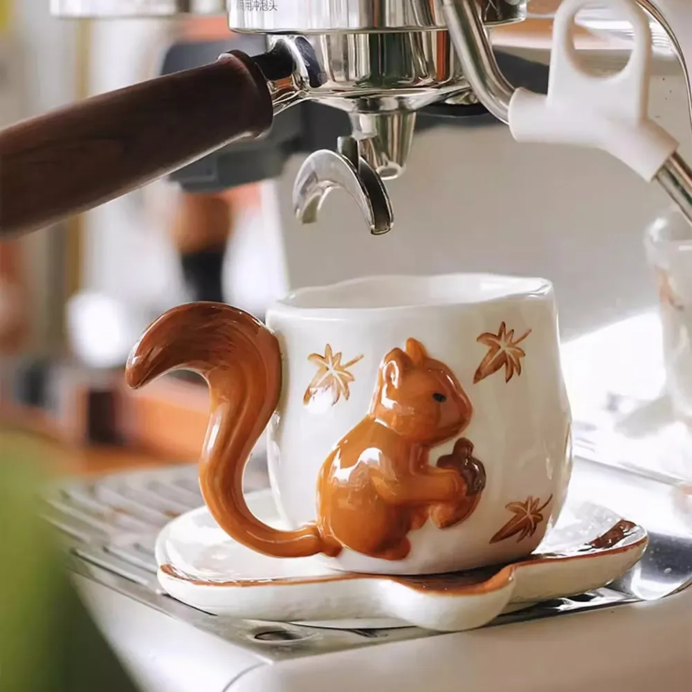 Eichhörnchen-Keramiktasse mit Eichel-Untersetzer