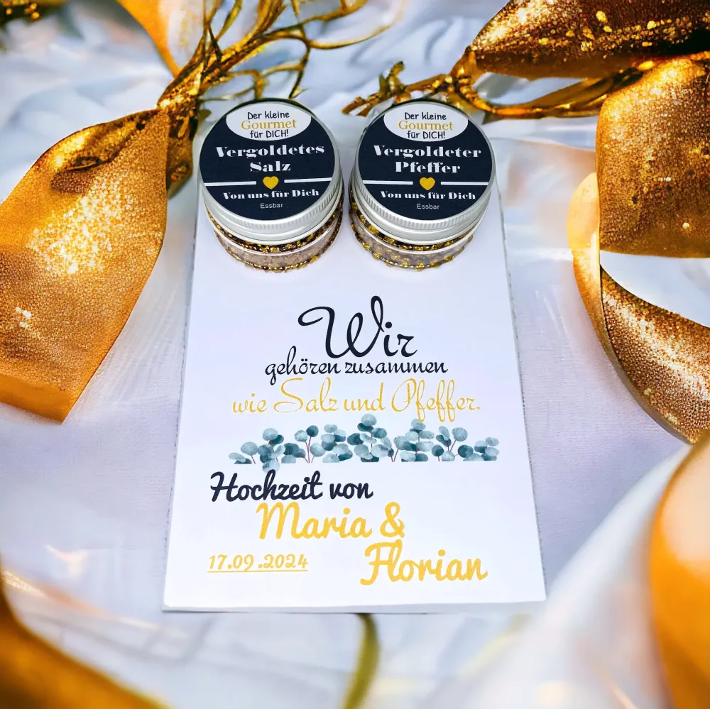 Geschenke für die Gäste mit Karte und Tiegel gefüllt mit vergoldetem Salz&Pfeffer