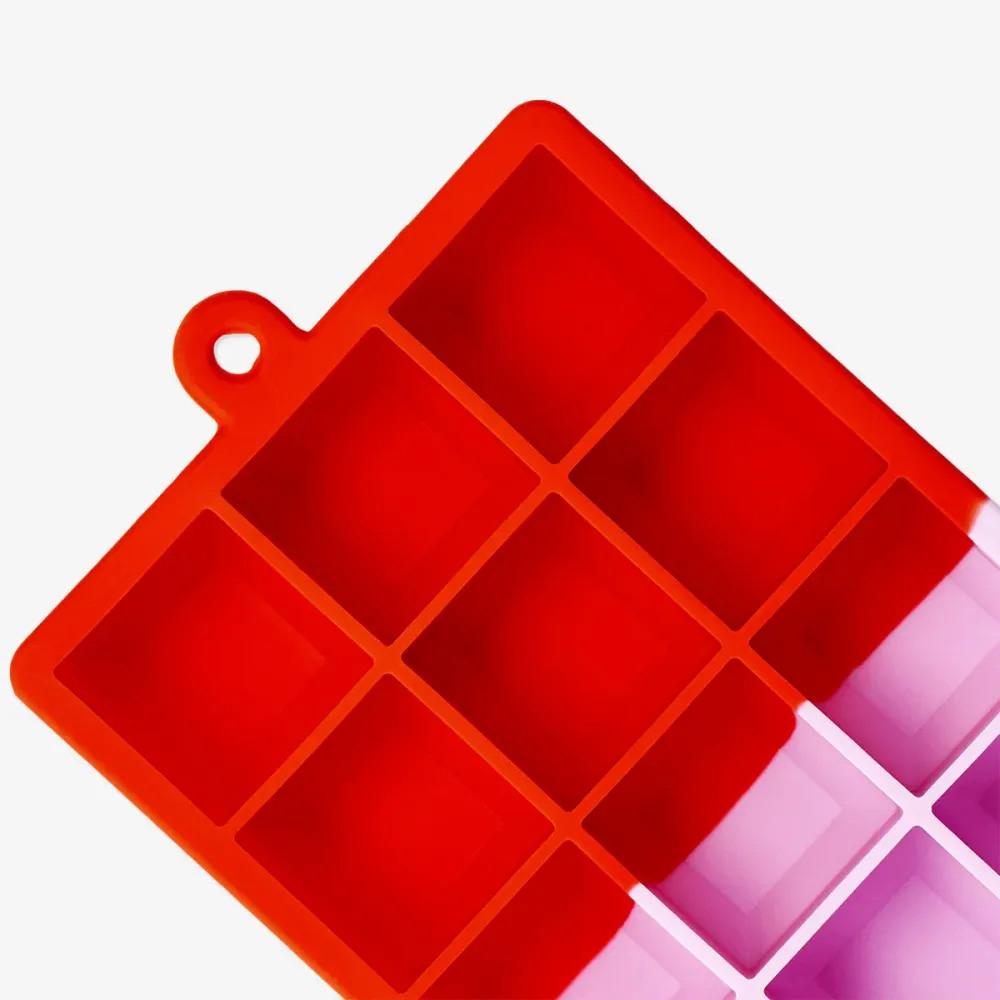 Rosa und roter normaler Eiswürfelbehälter