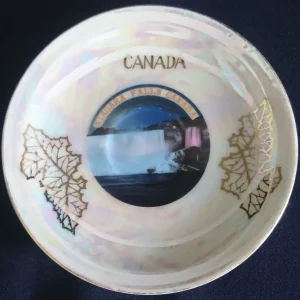 SAMMELTELLERCHEN UNTERSETZER - Porzellan, Ahorn Blatt Blätter Wasserfall Niagara Falls Canada Motiv Dekor (BC)