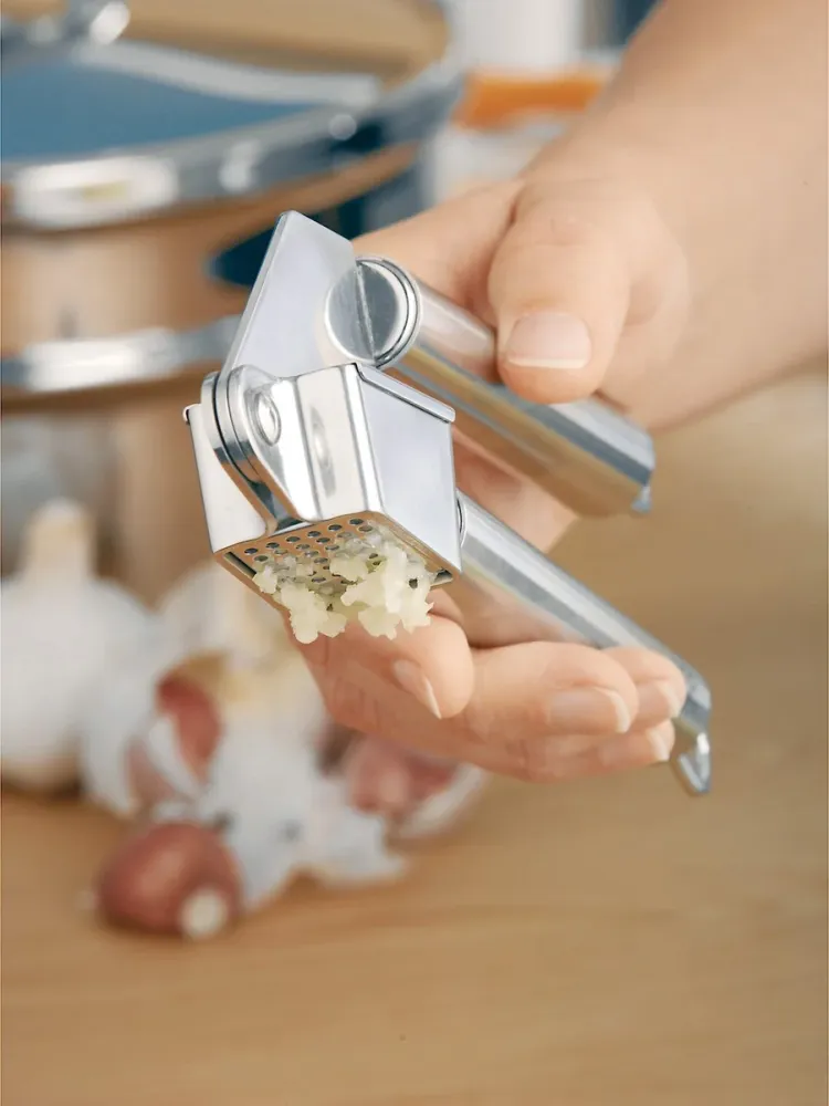 WMF Knoblauchpresse Profi Plus 18 cm - Inklusive GRATIS Cookinglife Ölzerstäuber 100 ml