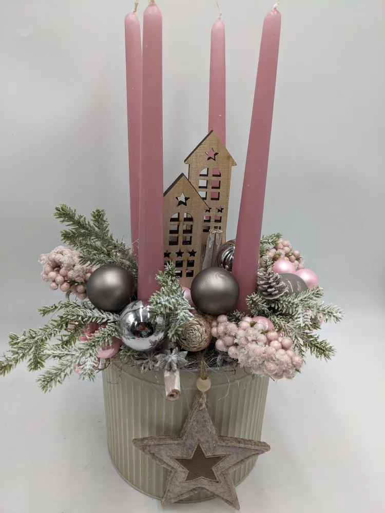 Adventsgesteck Kugel Stern Haus rosa