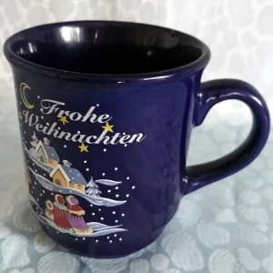 GLÜHWEINTASSE - Keramik / Steingut, Winterschnee Menschen Haus Häuser Frohe Weihnachten Aufschrift Motiv Dekor