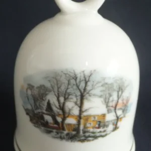 SAMMEL- WEIHNACHTSGLOCKE "Created Exclusively AVON" - Porzellan, Goldrand Linien Winterschnee Haus Scheune Bauernhof Baum...