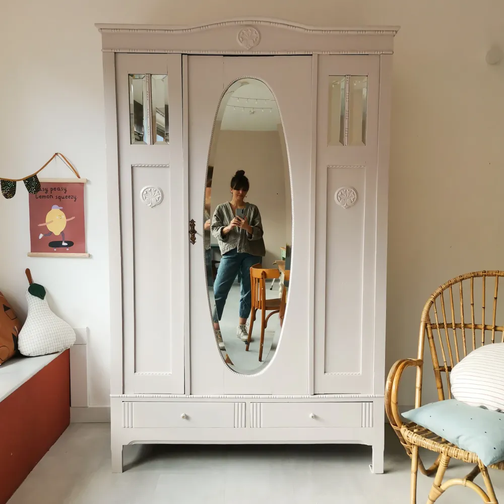 Antiker rosa Spiegelschrank