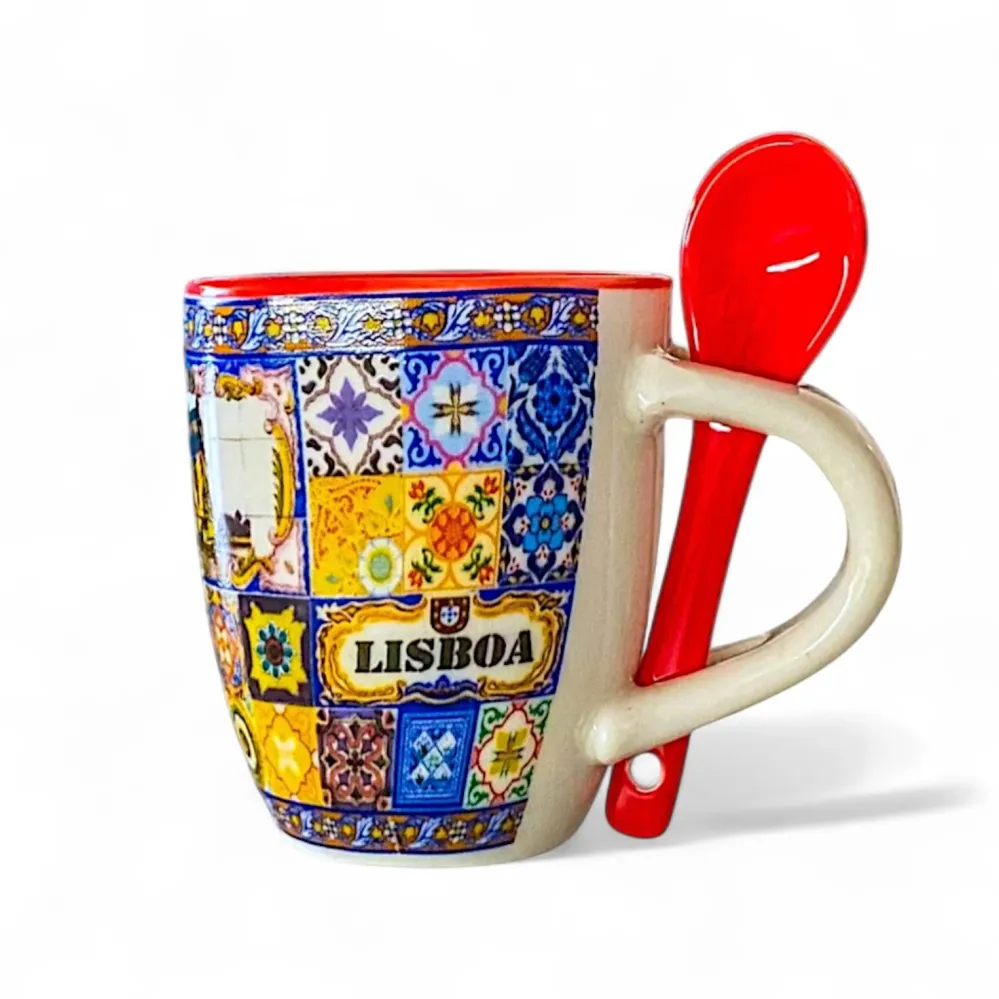 Lissabon Souvenir Espresso-Tasse mit mehrfarbigem Azulejo-Muster, historischen Motiven und rotem Löffel – Geschenkbox inkl...