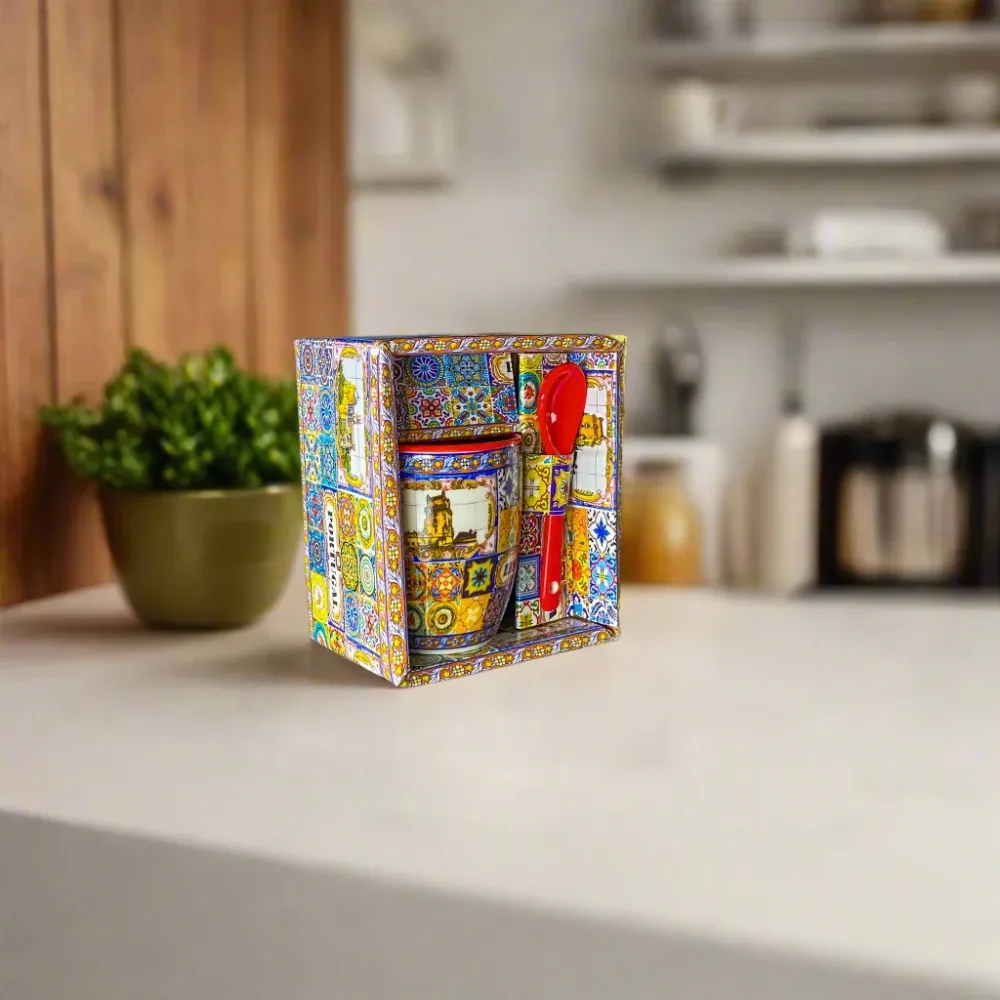 Lissabon Souvenir Espresso-Tasse mit mehrfarbigem Azulejo-Muster, historischen Motiven und rotem Löffel – Geschenkbox inkl...