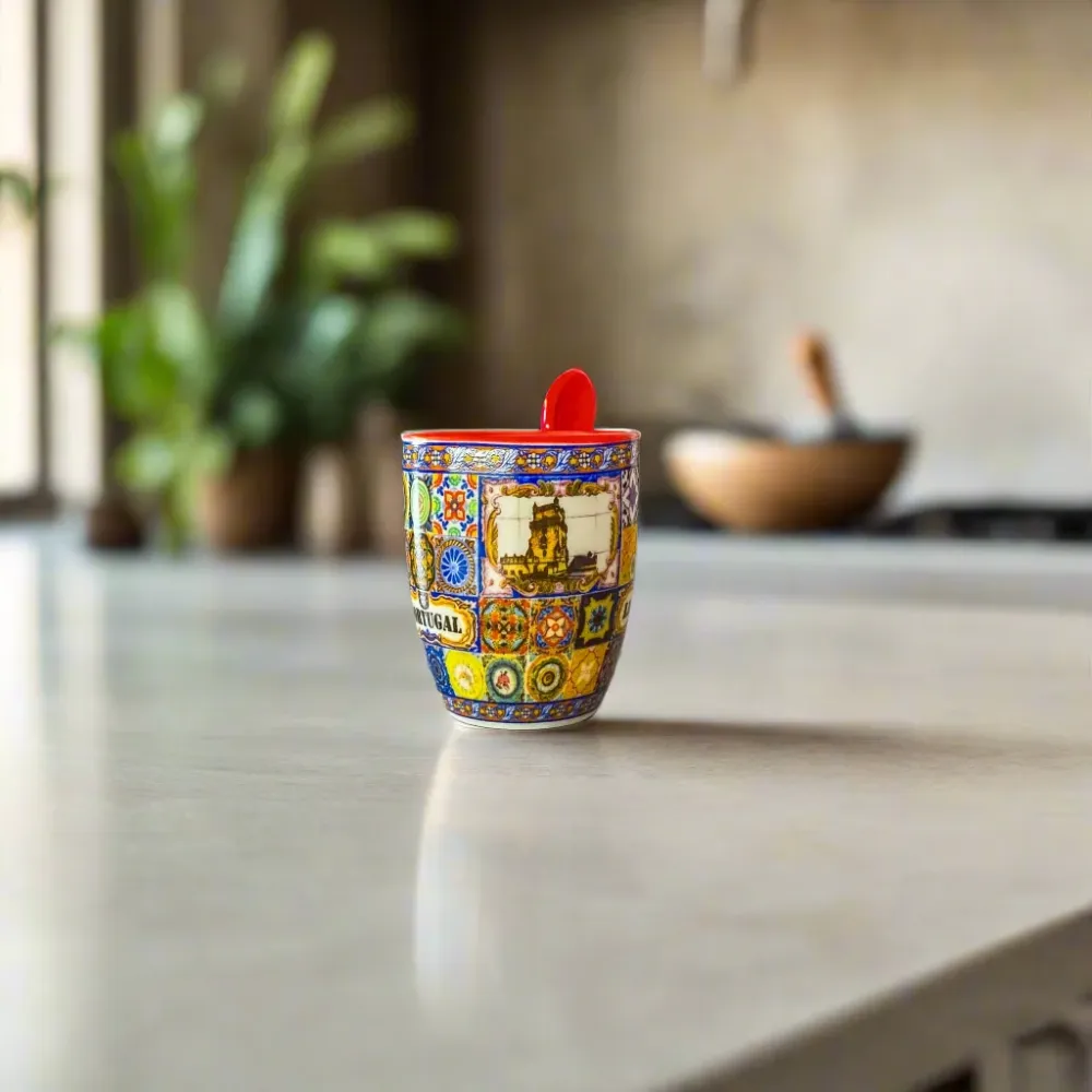 Lissabon Souvenir Espresso-Tasse mit mehrfarbigem Azulejo-Muster, historischen Motiven und rotem Löffel – Geschenkbox inkl...