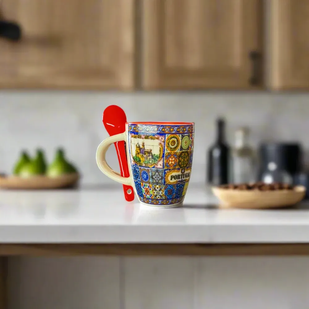 Lissabon Souvenir Espresso-Tasse mit mehrfarbigem Azulejo-Muster, historischen Motiven und rotem Löffel – Geschenkbox inkl...