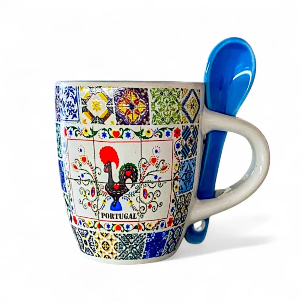 Portugiesische Keramik-Espressotasse mit Galo de Barcelos, Sardinen, buntem Fliesenmuster und blauem Löffel – Geschenkbox...
