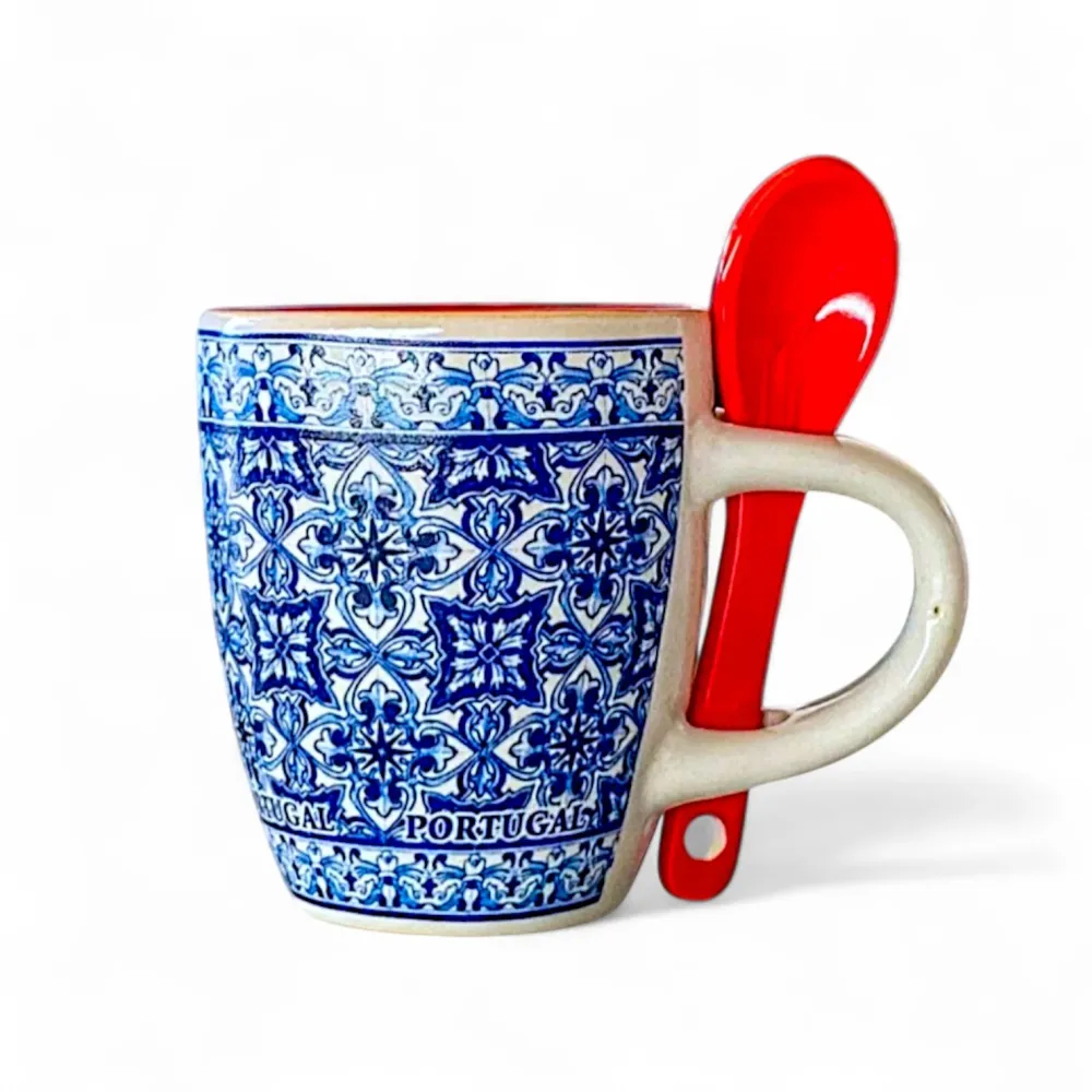 Portugiesische Keramik-Espressotasse mit traditionellem blauem Azulejo-Fliesendesign, rotem Löffel und passender Geschenkbox