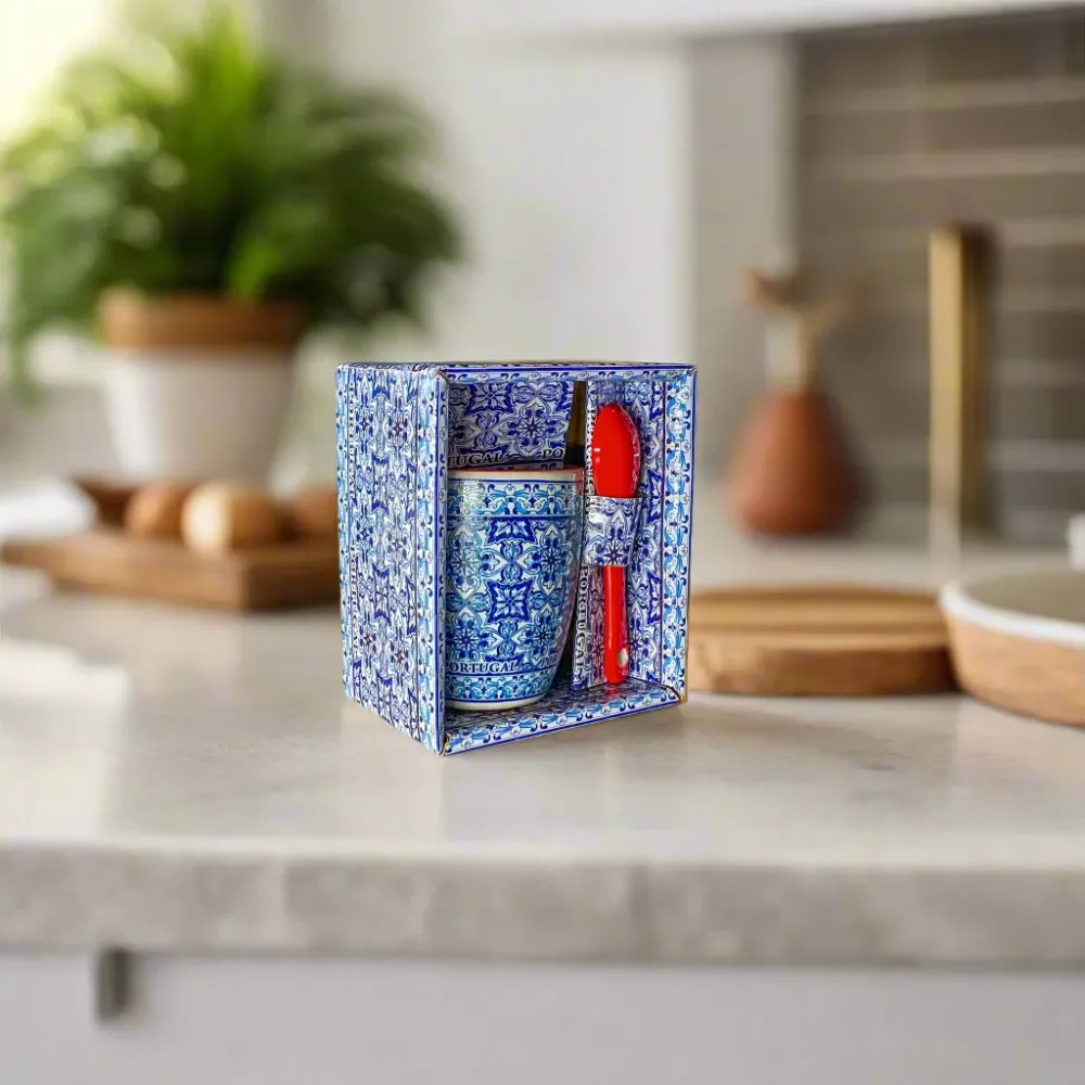Portugiesische Keramik-Espressotasse mit traditionellem blauem Azulejo-Fliesendesign, rotem Löffel und passender Geschenkbox