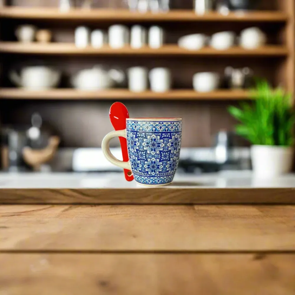 Portugiesische Keramik-Espressotasse mit traditionellem blauem Azulejo-Fliesendesign, rotem Löffel und passender Geschenkbox