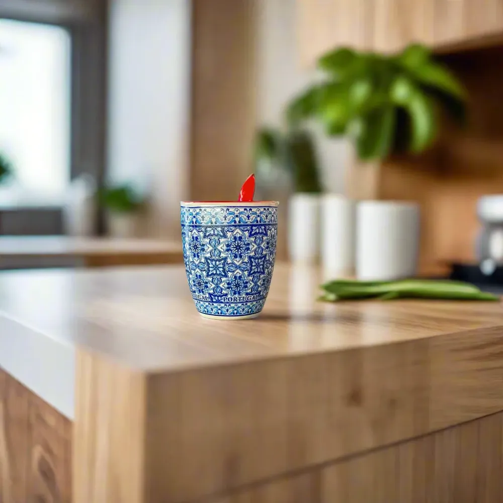 Portugiesische Keramik-Espressotasse mit traditionellem blauem Azulejo-Fliesendesign, rotem Löffel und passender Geschenkbox