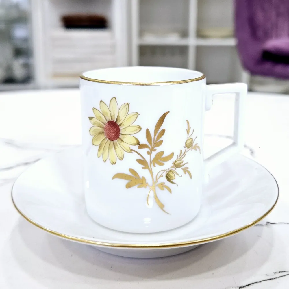 Handbemalter Kaffeebecher aus Höchst-Porzellan. (80ml.)