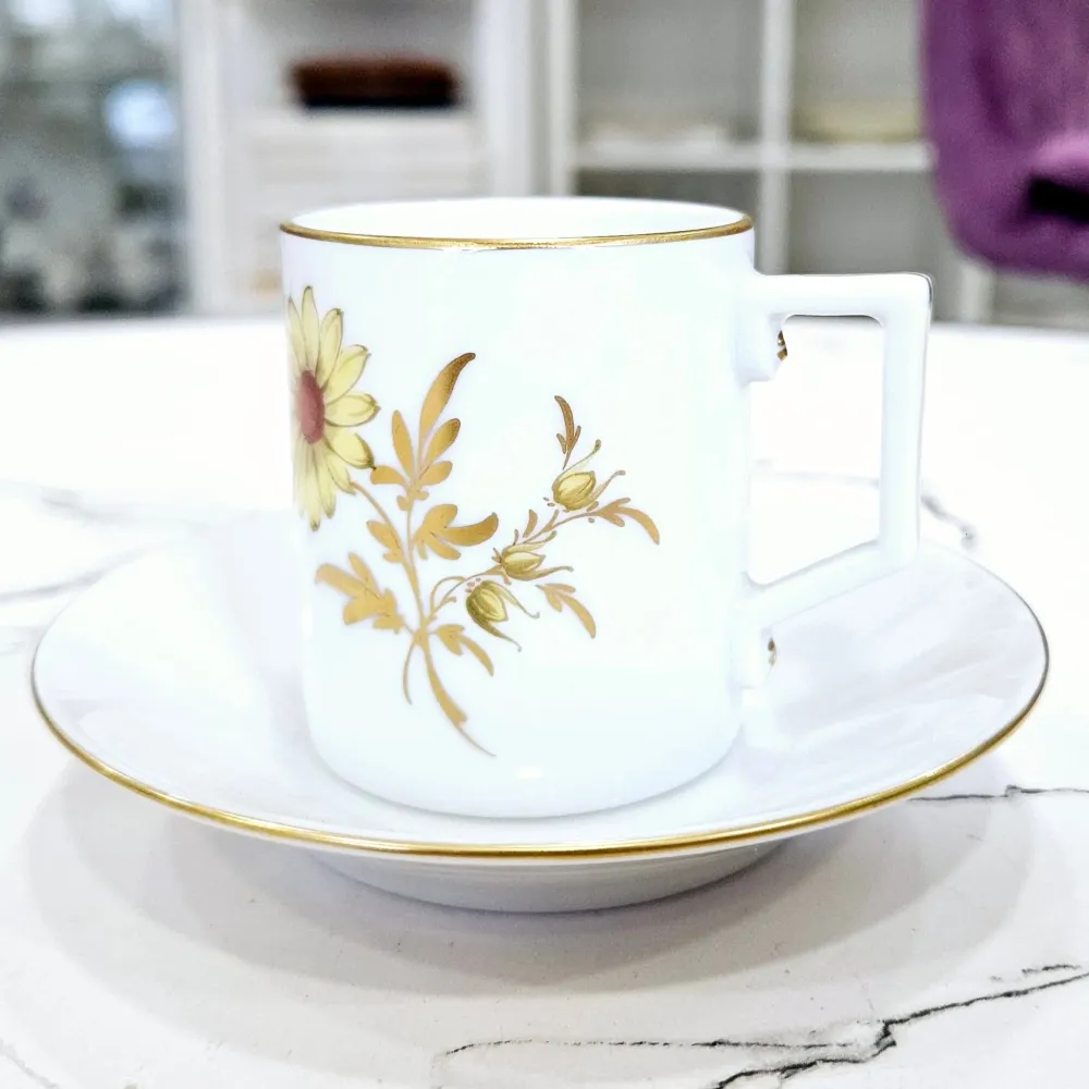 Handbemalter Kaffeebecher aus Höchst-Porzellan. (80ml.)