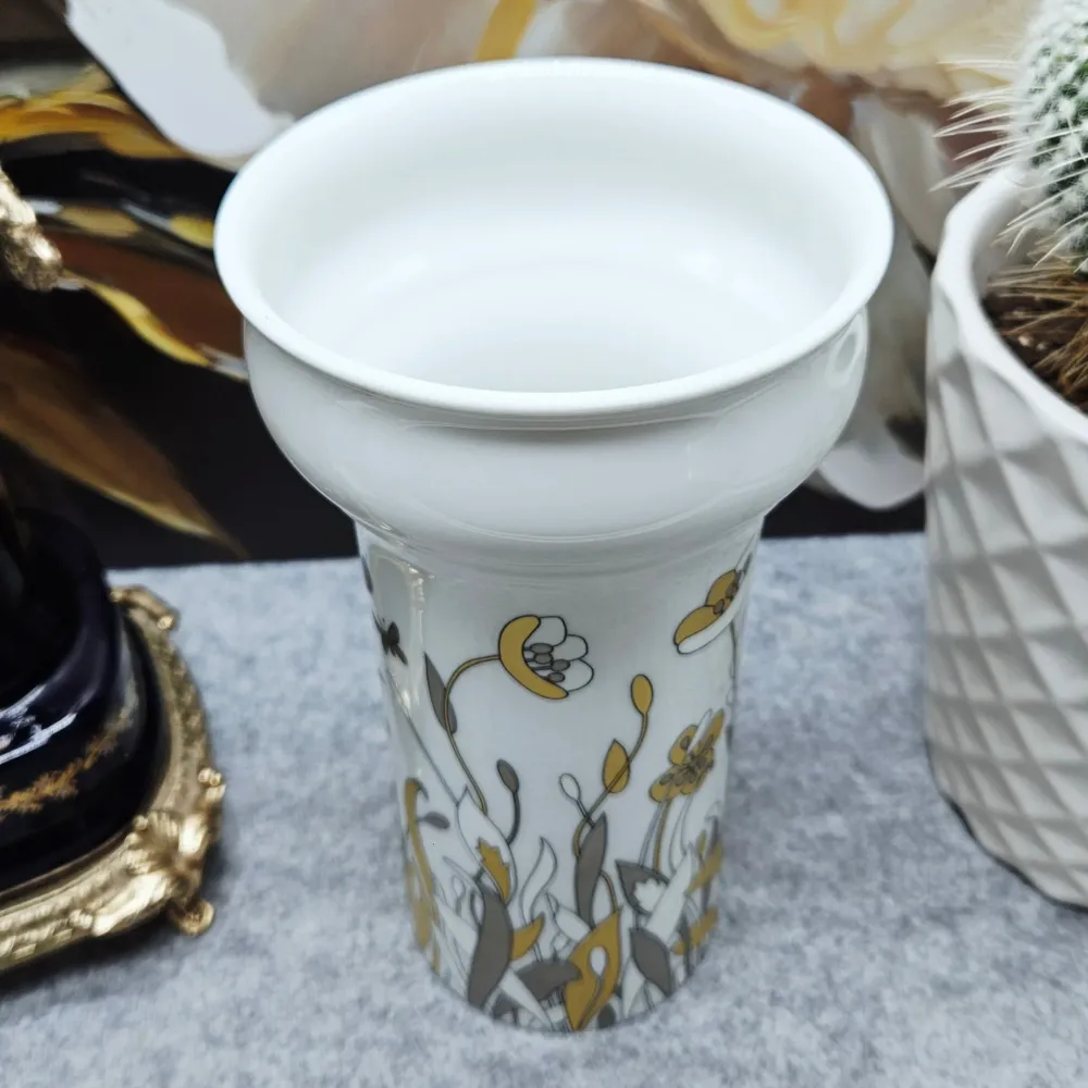 Modernistische Hutschenreuther Porzellanvase mit stilisierten Blumen (20cm.)
