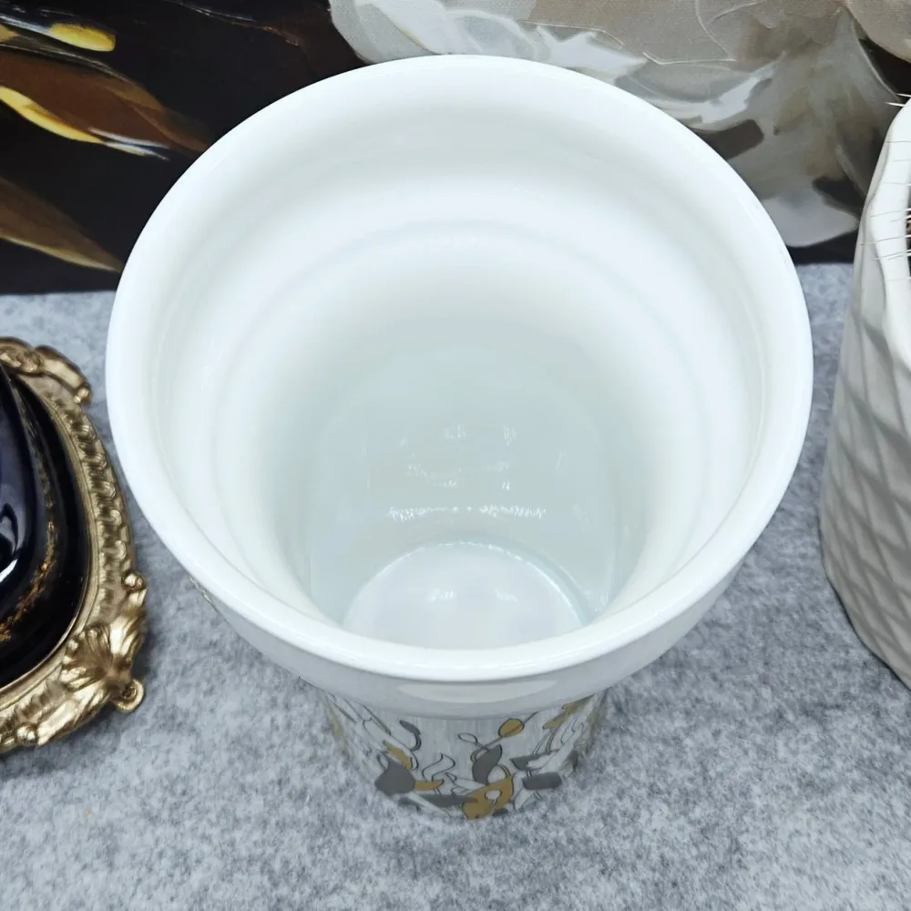 Modernistische Hutschenreuther Porzellanvase mit stilisierten Blumen (20cm.)