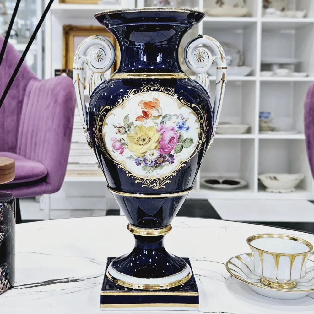 Eine amphorenförmige Vase aus Meissener Porzellan Kobaltblau und Gold. Hergestellt zwischen 1815 und 1923.