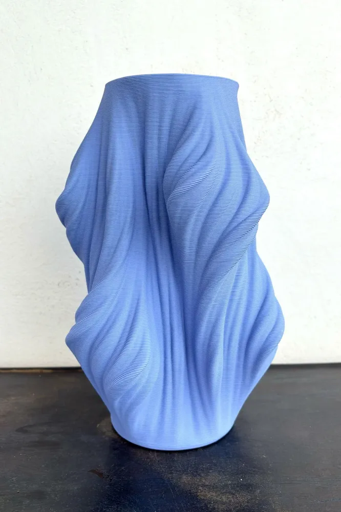 Hohe, blaue, unregelmäßige Vase mit 3D-Effekt