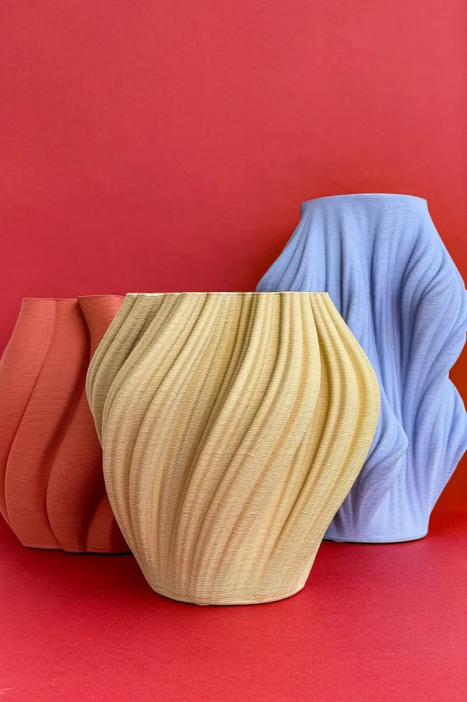 Hohe, blaue, unregelmäßige Vase mit 3D-Effekt