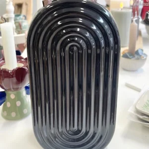 Keramikvase – Schwarz mit Regenbogenstruktur (23 × 12 cm)