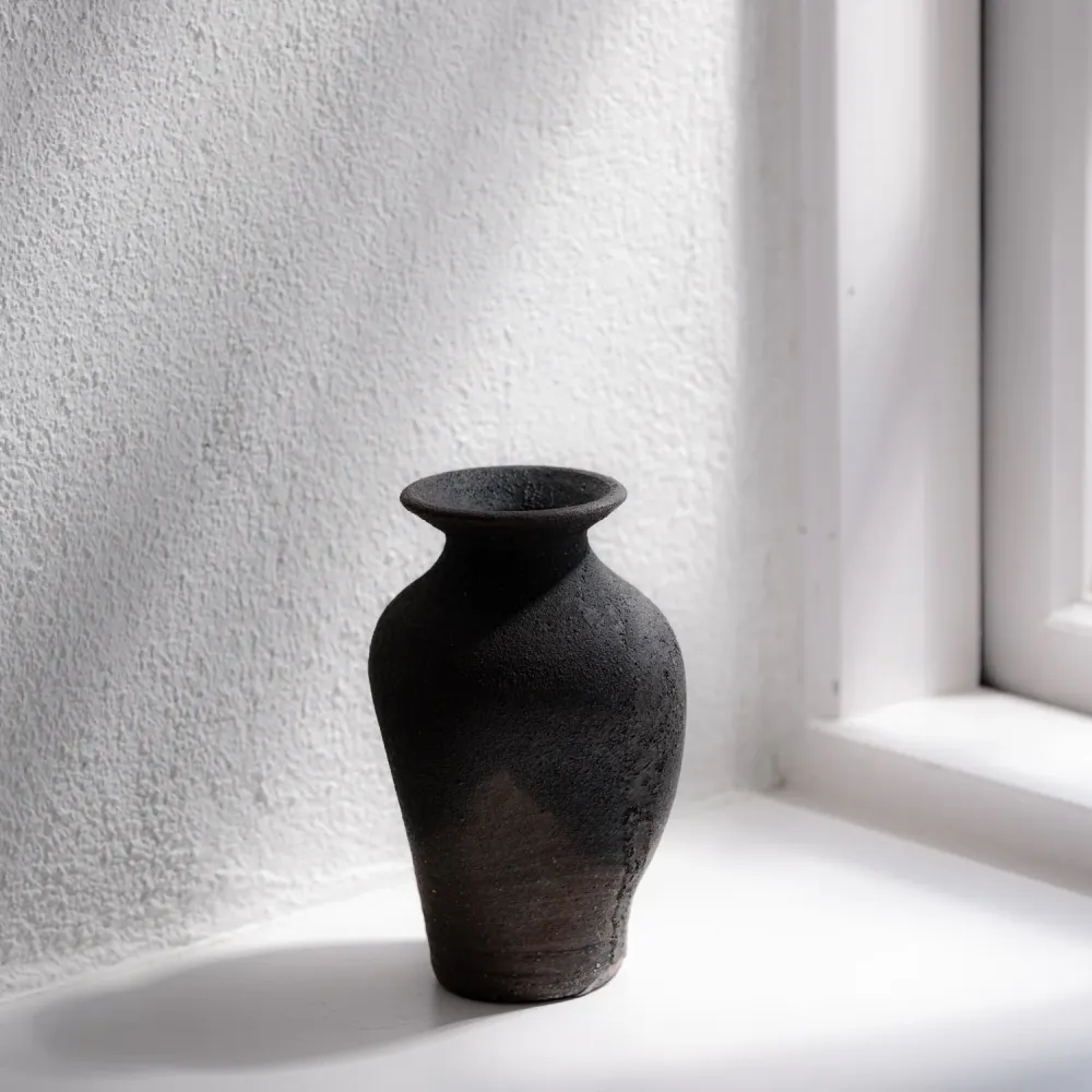 Kikuchi Toru, Vase, asymmetrisch, schwarz | japanische Keramik (KT08)