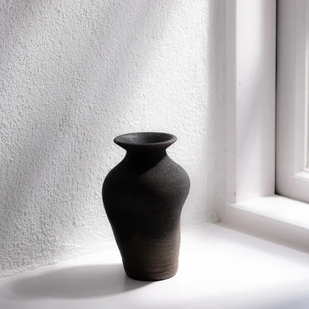 Kikuchi Toru, Vase, asymmetrisch, schwarz | japanische Keramik (KT08)