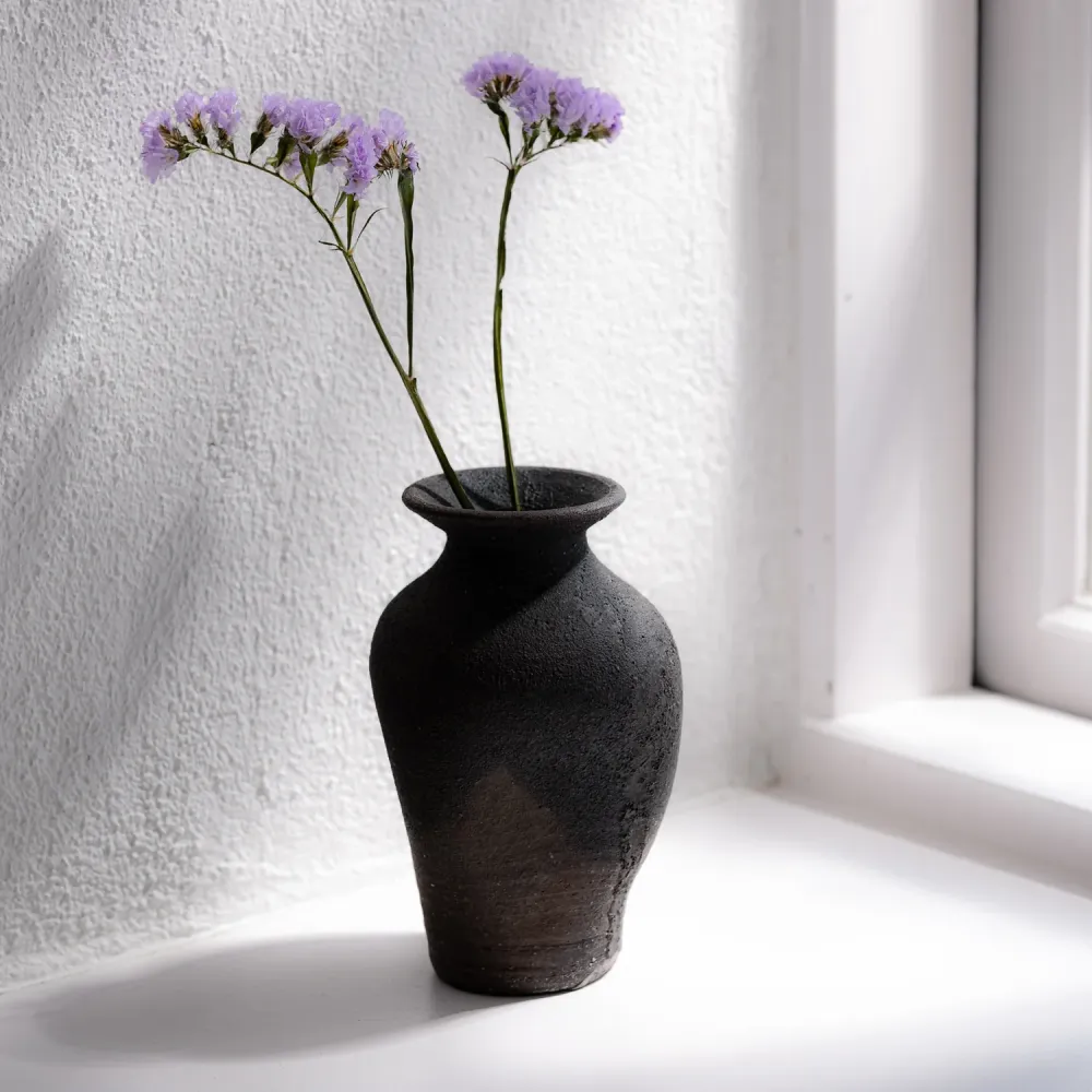 Kikuchi Toru, Vase, asymmetrisch, schwarz | japanische Keramik (KT08)