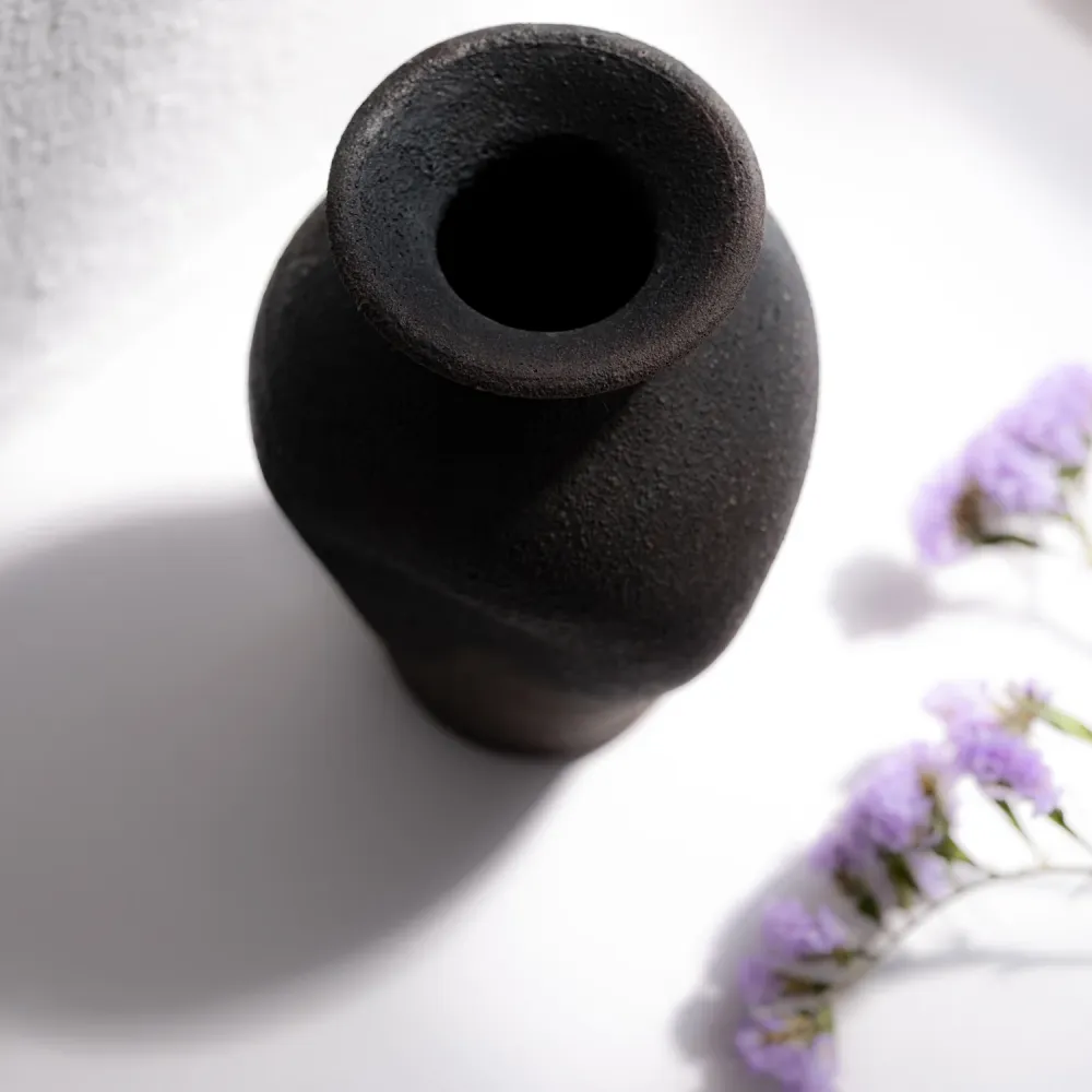 Kikuchi Toru, Vase, asymmetrisch, schwarz | japanische Keramik (KT08)