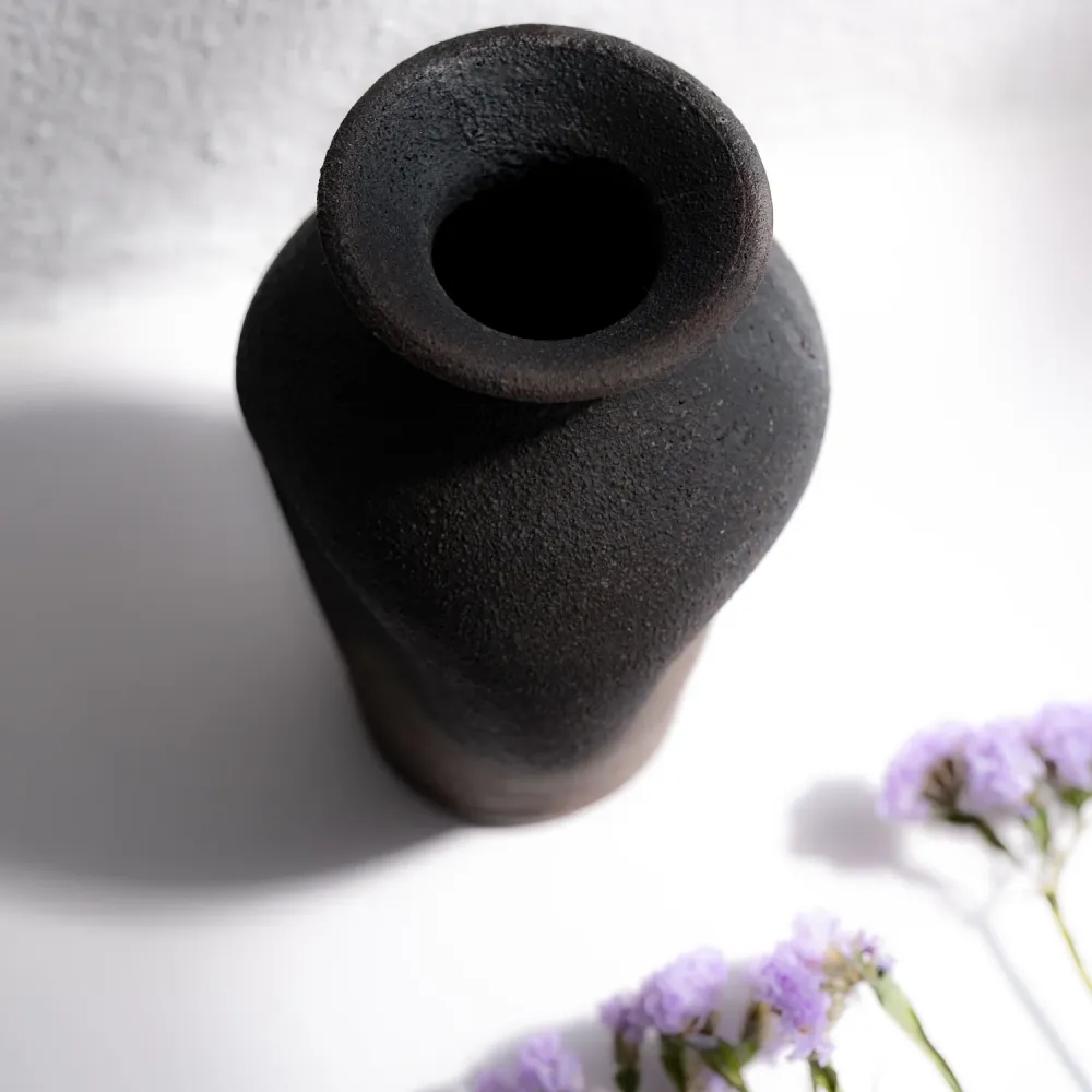 Kikuchi Toru, Vase, asymmetrisch, schwarz | japanische Keramik (KT08)