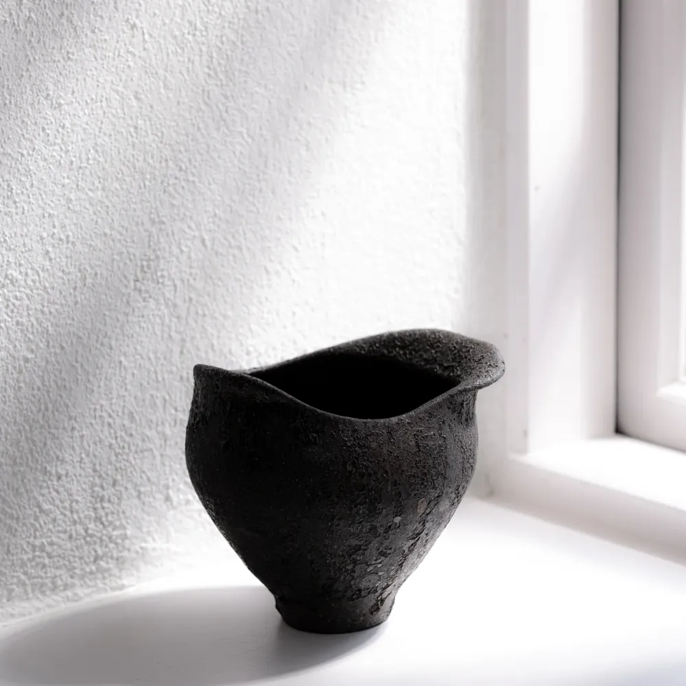 Kikuchi Toru, Vase geschwungen, schwarz | japanische Keramik (KT07)