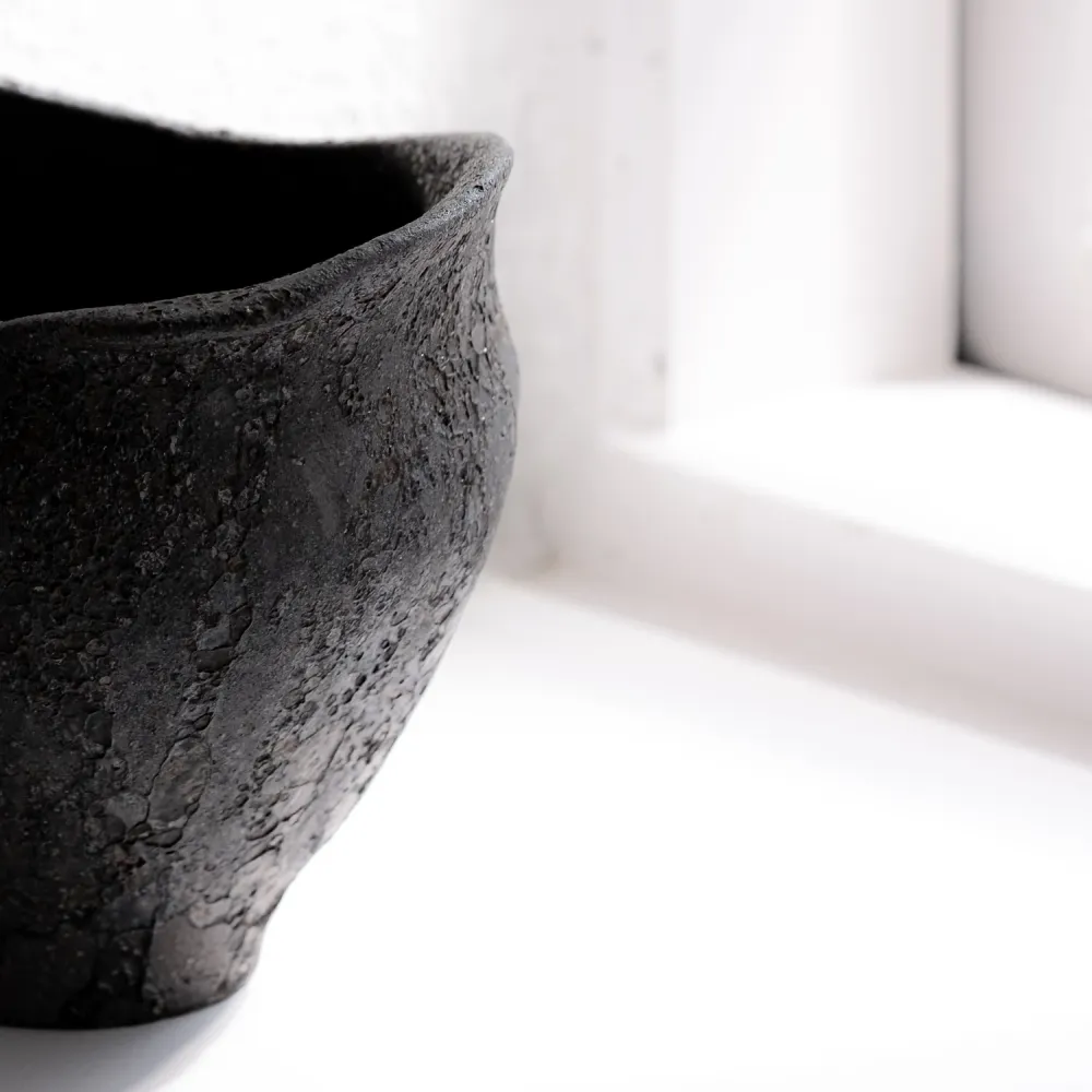 Kikuchi Toru, Vase geschwungen, schwarz | japanische Keramik (KT07)