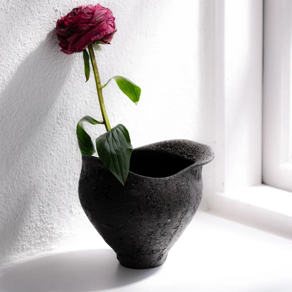 Kikuchi Toru, Vase geschwungen, schwarz | japanische Keramik (KT07)