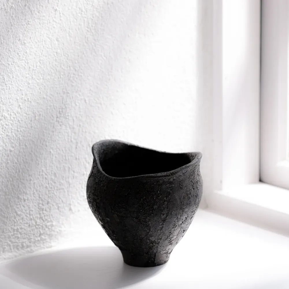 Kikuchi Toru, Vase geschwungen, schwarz | japanische Keramik (KT07)