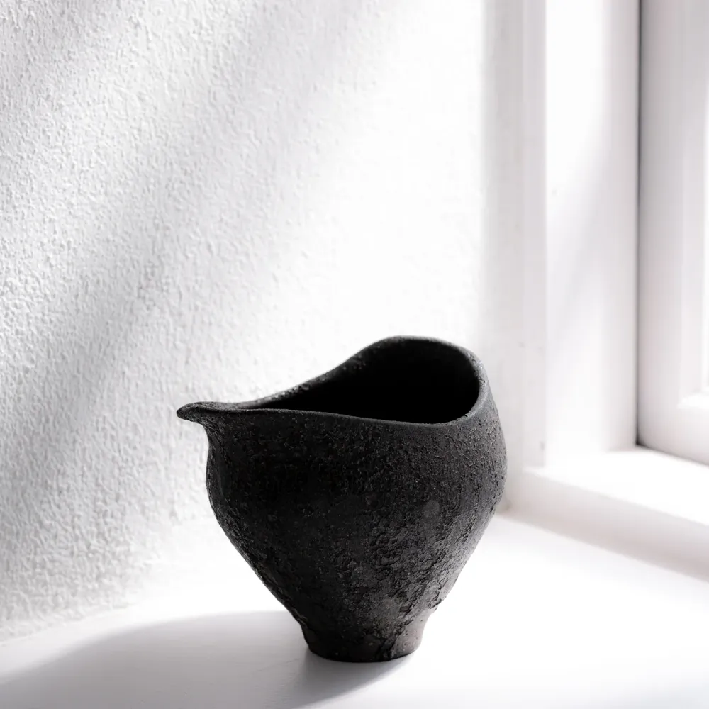 Kikuchi Toru, Vase geschwungen, schwarz | japanische Keramik (KT07)
