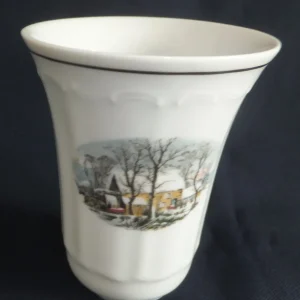 KLEINE VASE "Created Exclusively AVON" - Porzellan, Goldrand Linien Winterschnee Haus Scheune Bauernhof Baum Bäume Landsch...