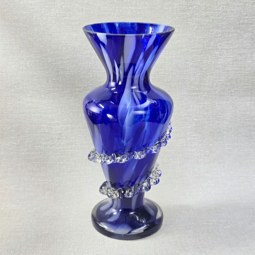 Kobaltblaue Rigaree-Vase aus Polen – 1970er Studioglas