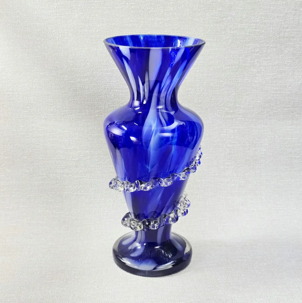 Kobaltblaue Rigaree-Vase aus Polen – 1970er Studioglas