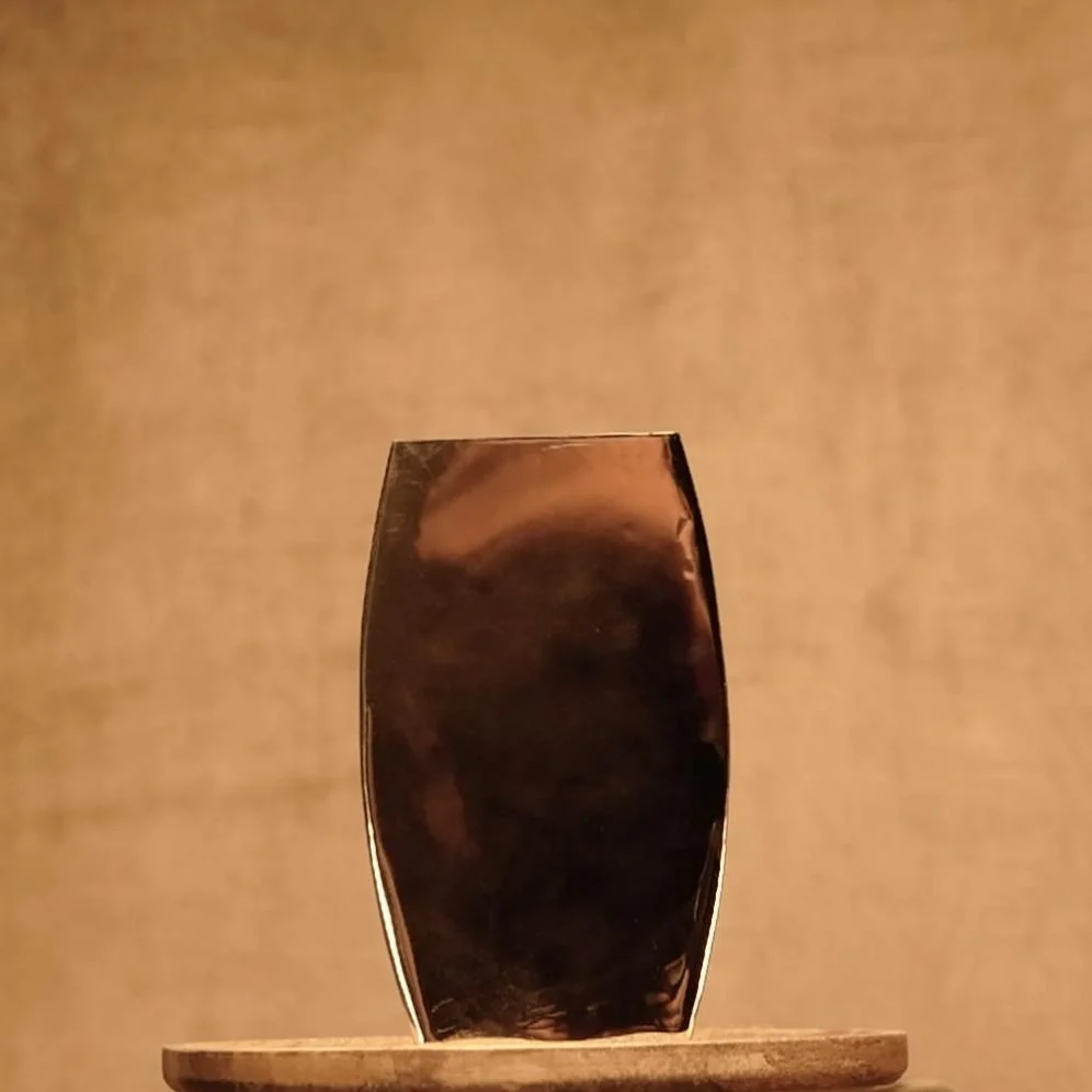 Ovale Vase aus Stahl im modernen Stil