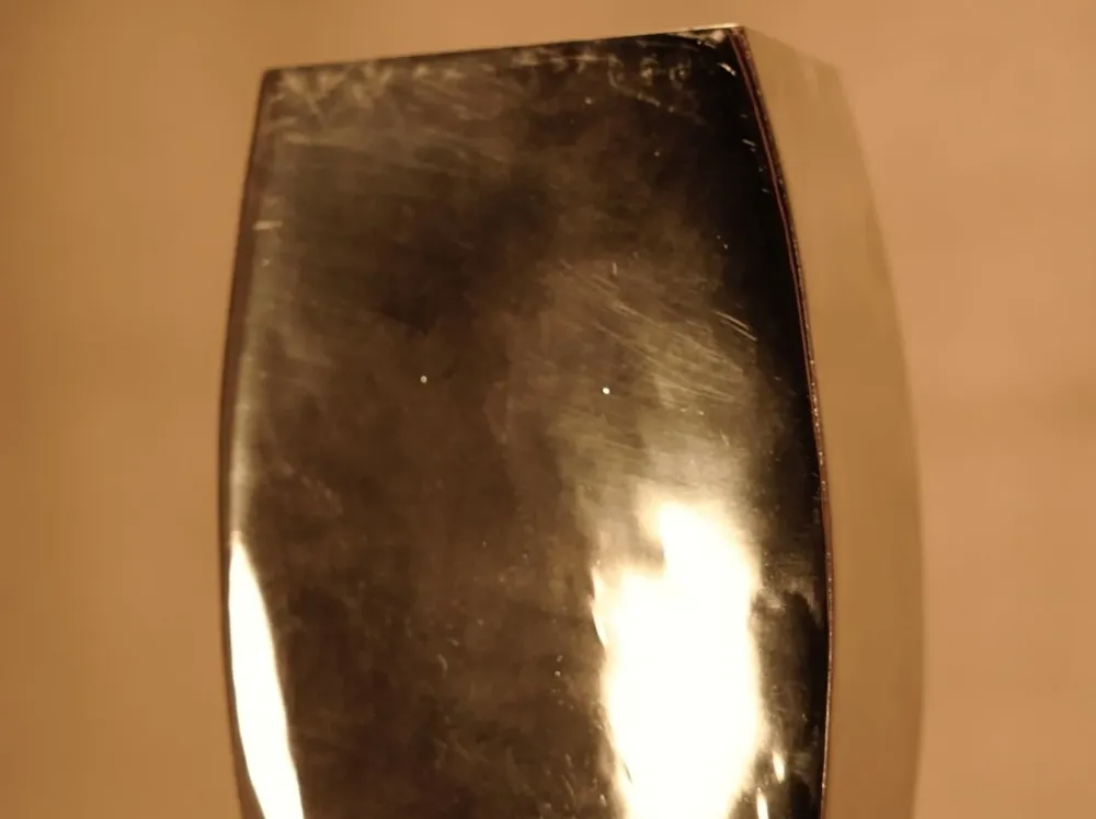 Ovale Vase aus Stahl im modernen Stil