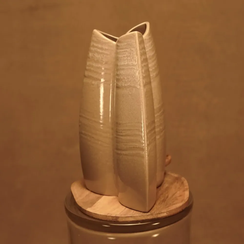 Perlweiße Vase aus Steinzeug im Bio-Stil
