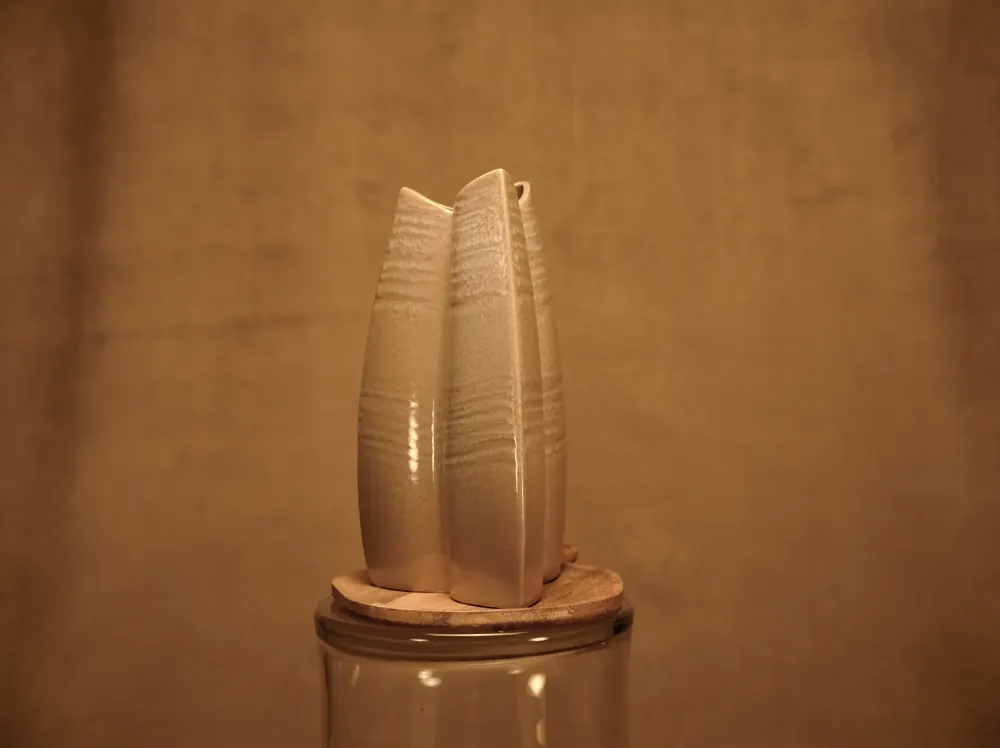 Perlweiße Vase aus Steinzeug im Bio-Stil