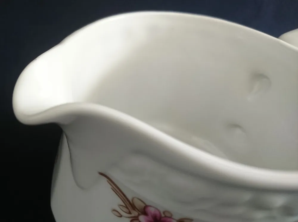 SAUCIER - Porzellan, Flora Blumenblüten Pflanzen Relief Motiv Dekor